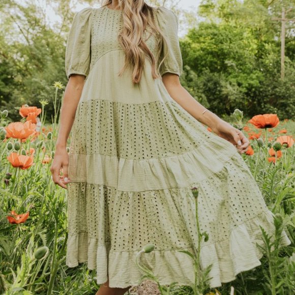 Roolee Dresses & Skirts - Gorgeous Eyelet Midi Dress!